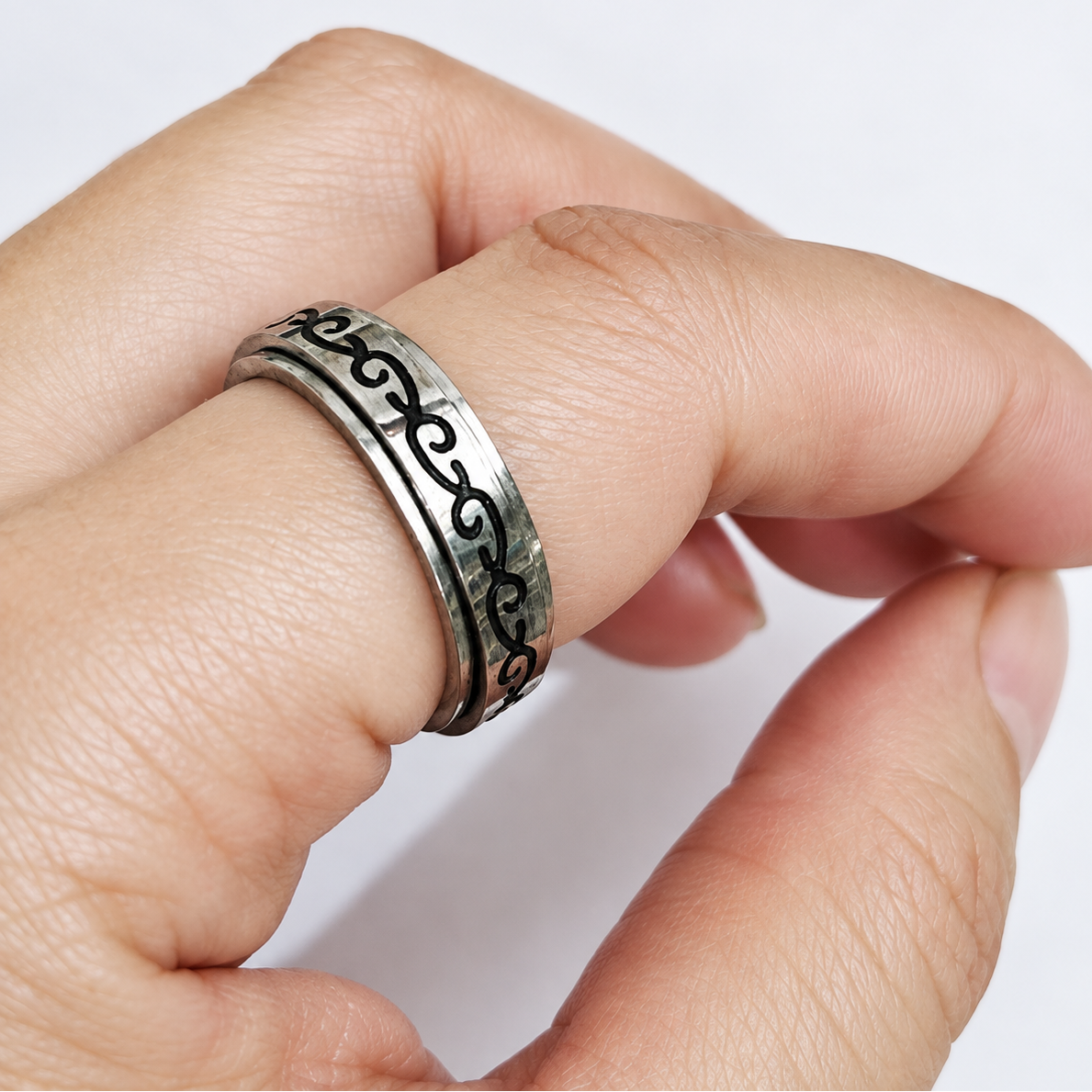 Bague anti-stress anneau tournant Allié, anneau tournant gravé d’une frise d’arabesques noires, portée au doigt