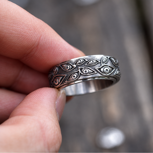 Bague anti-stress anneau tournant Argus argentée, anneau tournant ciselé d’yeux en relief, finition vieillie
