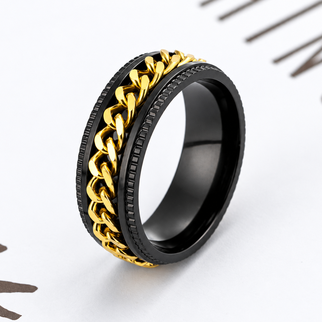 Bague anti-stress anneau tournant Blackchaîne dorée, chaîne gourmette tournante sur bague noire aux bords crantés