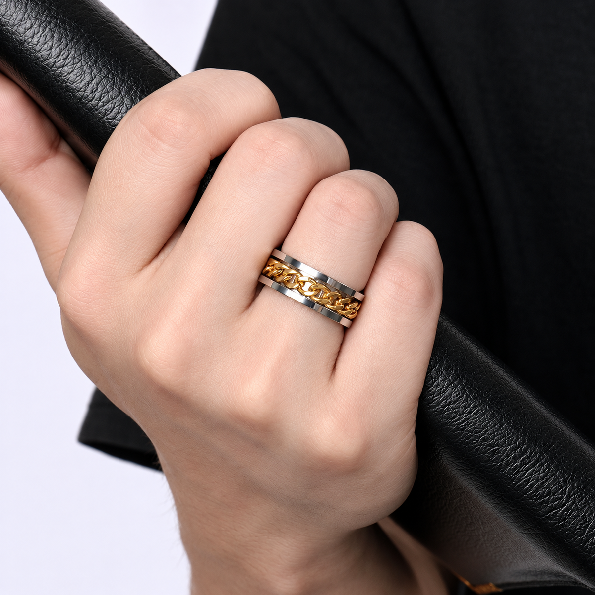 Bague anti-stress anneau tournant Chaîne Colorée, chaîne gourmette dorée tournante sur bague argentée, portée au doigt