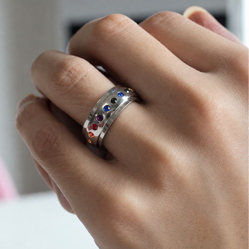 Bague anti-stress anneau tournant Éternel, anneau tournant serti de cristaux multicolores, portée au doigt