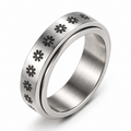 Bague anti-stress anneau tournant Fleur, anneau tournant gravé d’une frise de petites fleurs noires