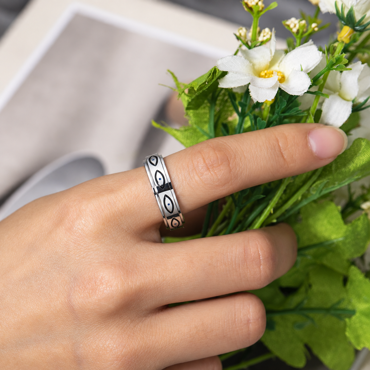Bague anti-stress anneau tournant Œil Égyptien, anneau tournant gravé d’yeux en amande à iris bleu, portée au doigt