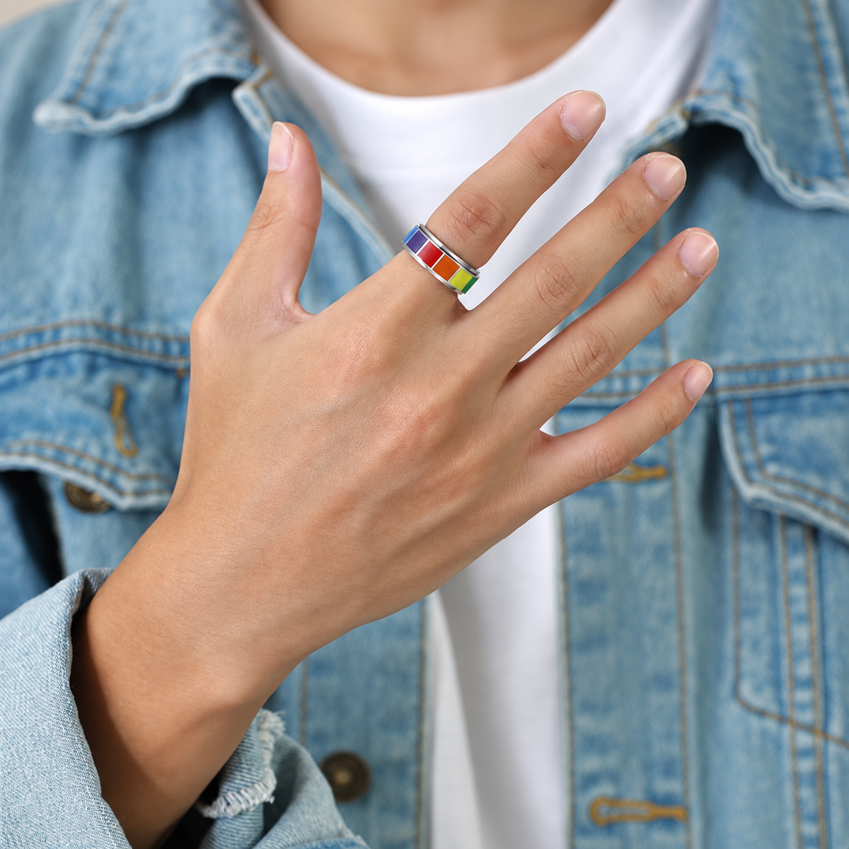 Bague anti-stress anneau tournant Palette, anneau tournant à grands carrés émaillés arc-en-ciel, portée au doigt