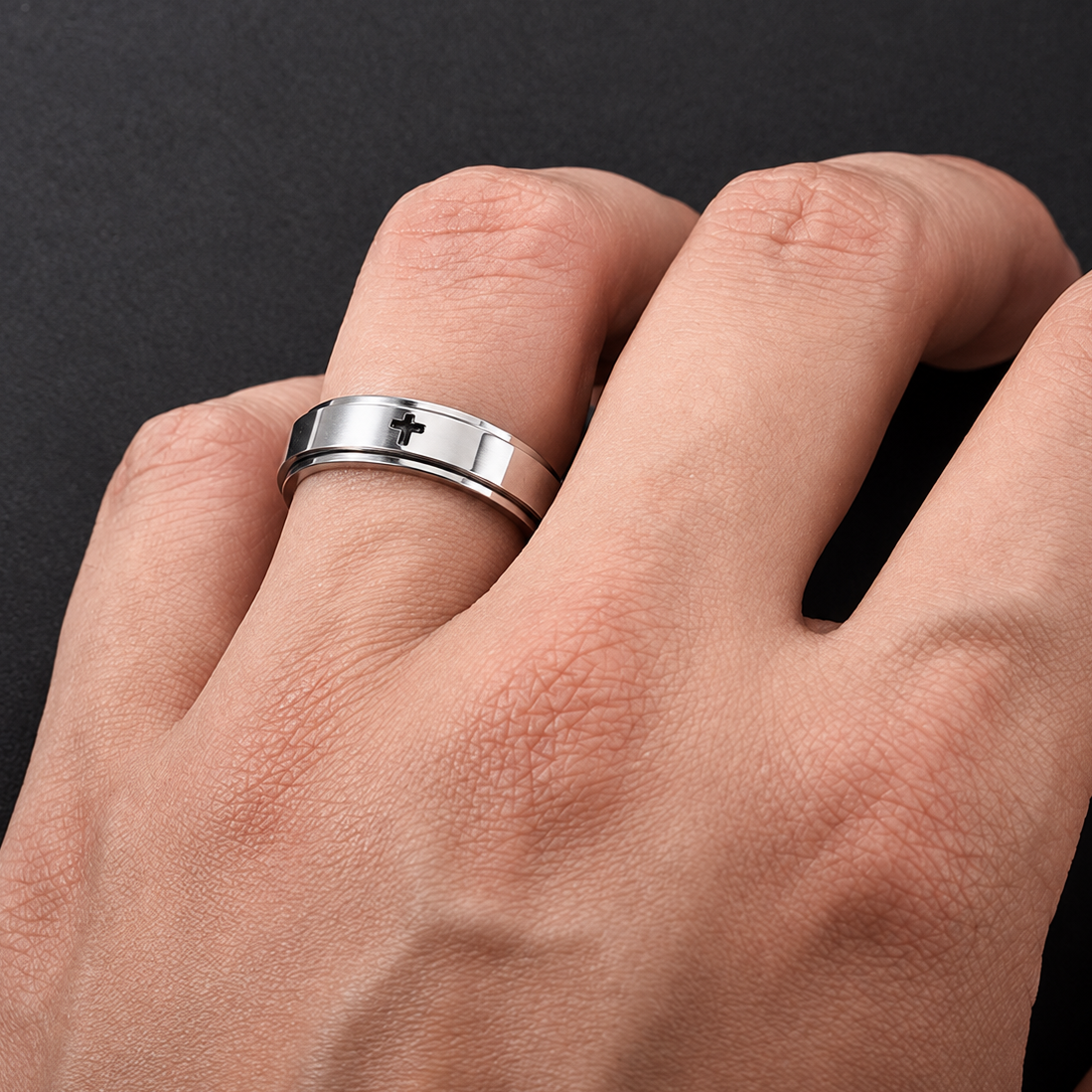 Bague anti-stress anneau tournant Sainte Croix, anneau tournant lisse gravé d’une croix, portée au doigt