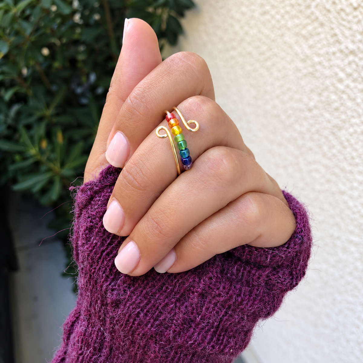 Bague anti-stress bille Arc-En-Ciel, perles de verre arc-en-ciel sur double fil à spirales, portée au doigt