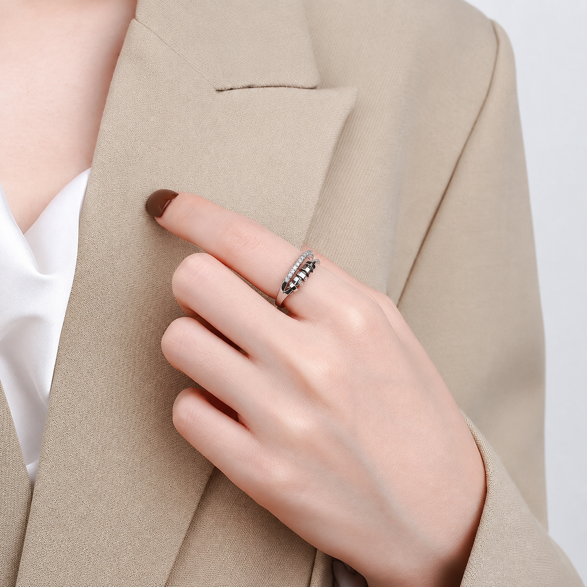 Bague anti-stress bille Double, double anneau avec rang pavé et rondelles mobiles, portée au doigt