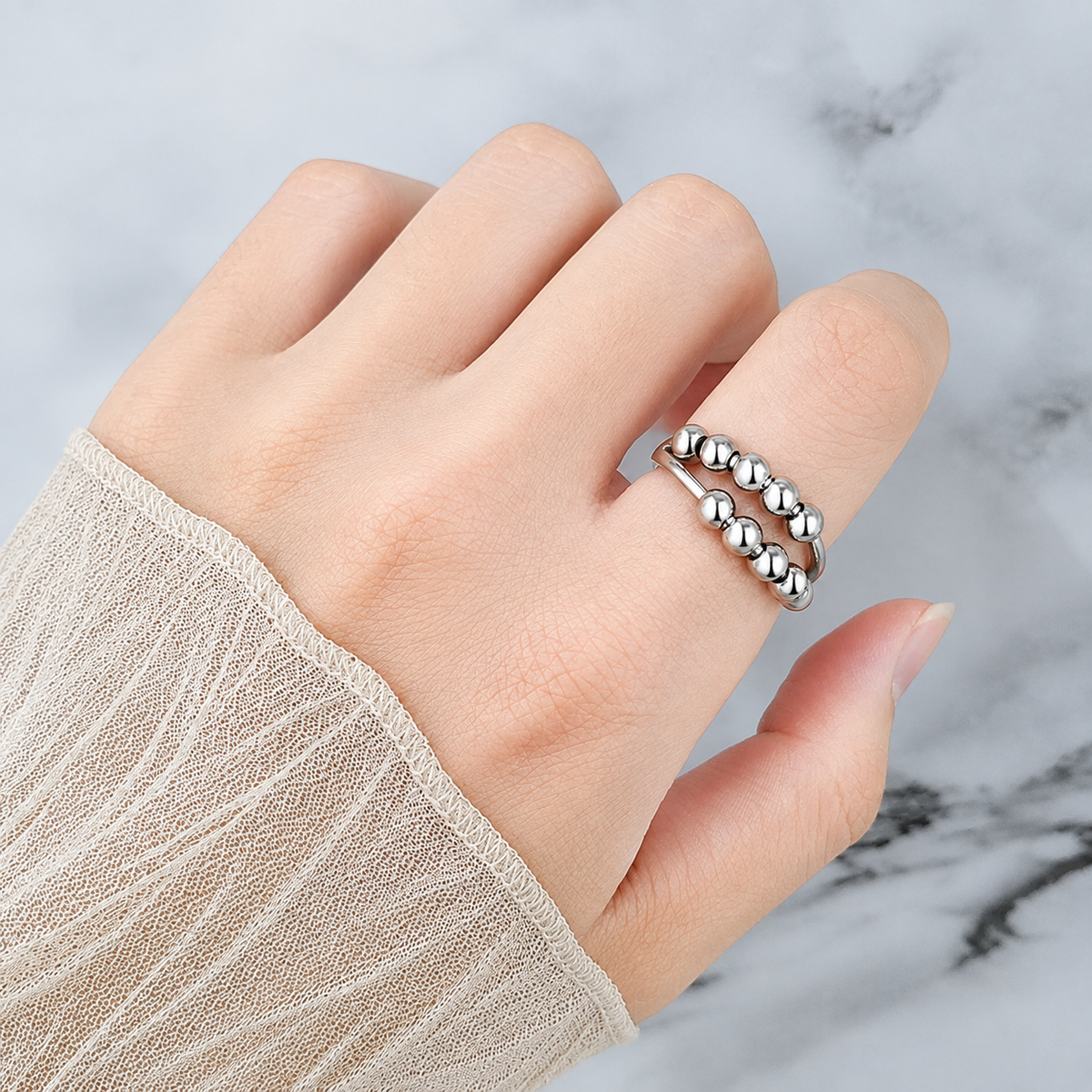 Bague anti-stress bille Double, double anneau avec rang pavé et rondelles mobiles, portée au doigt