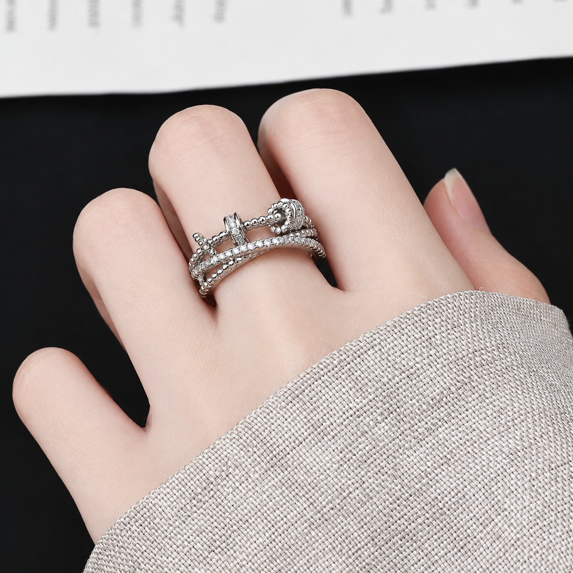 Bague anti-stress bille Éclat, triple anneau à rang pavé, rangs perlés et anneaux mobiles sertis, portée au doigt