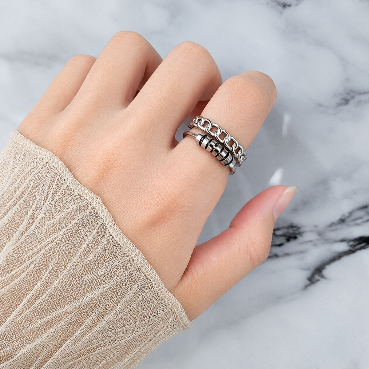 Bague anti-stress bille Indécis, anneau maille chaîne et anneau lisse avec rondelles mobiles, portée au doigt
