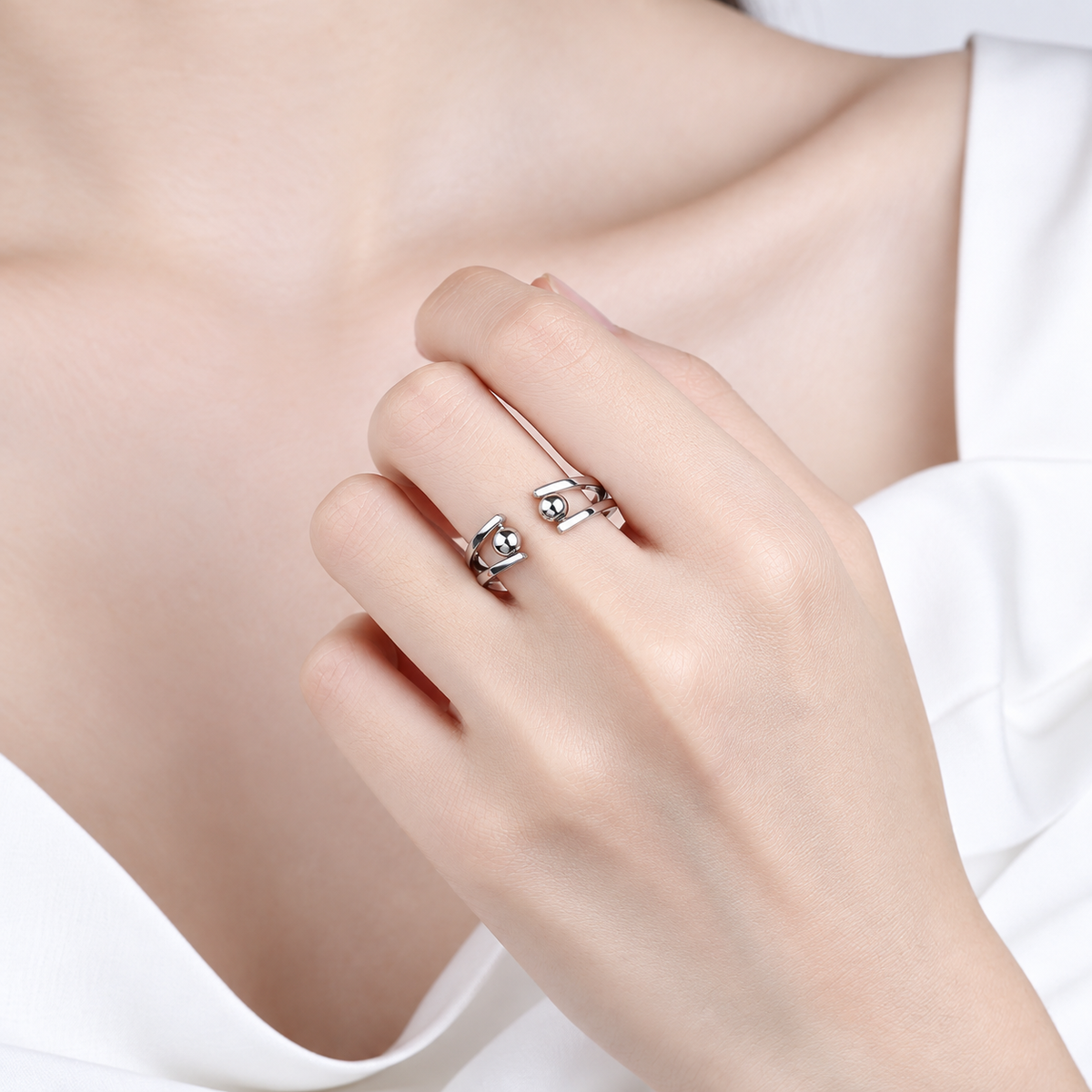 Bague anti-stress bille Jumelle, double anneau ouvert avec une bille sur chaque fil, portée au doigt