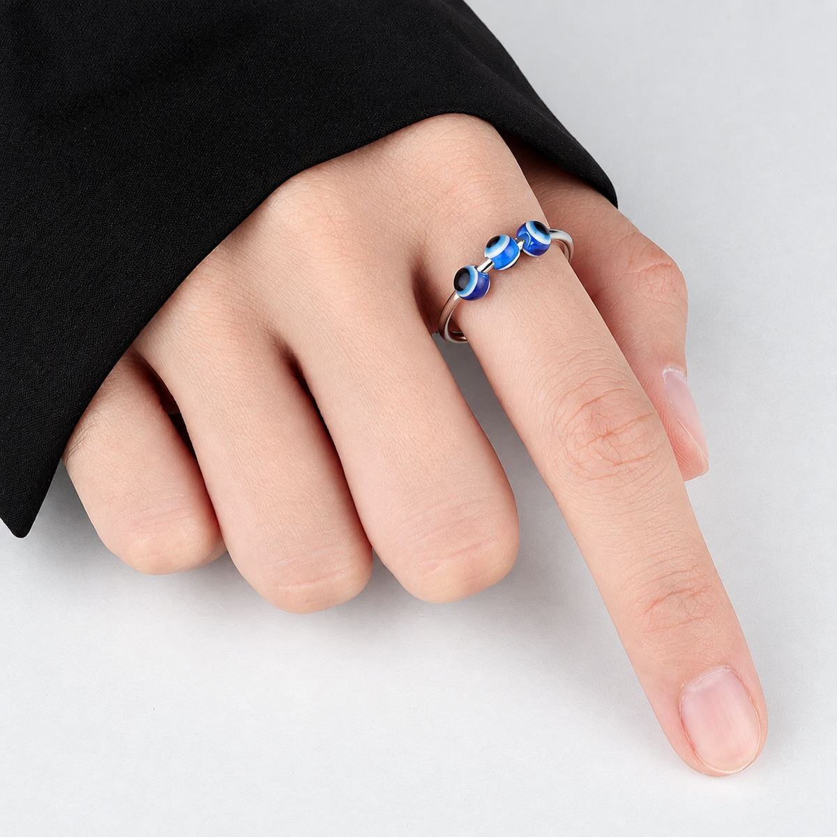 Bague anti-stress bille Mauvais Œil, perles œil bleu sur jonc ouvert à extrémités boules, portée au doigt