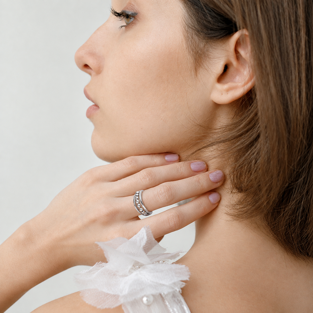 Bague anti-stress bille Perlé Centré, anneau large ciselé avec rangée centrale de billes, portée au doigt