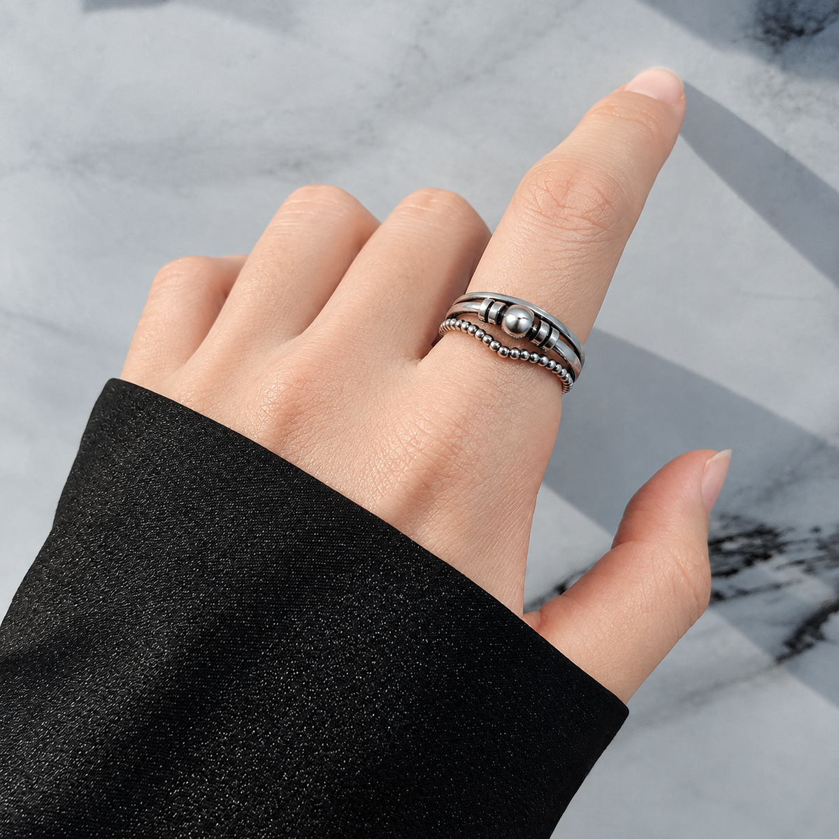 Bague anti-stress bille Triple, triple rang avec rang perlé, bille et rondelles mobiles, portée au doigt
