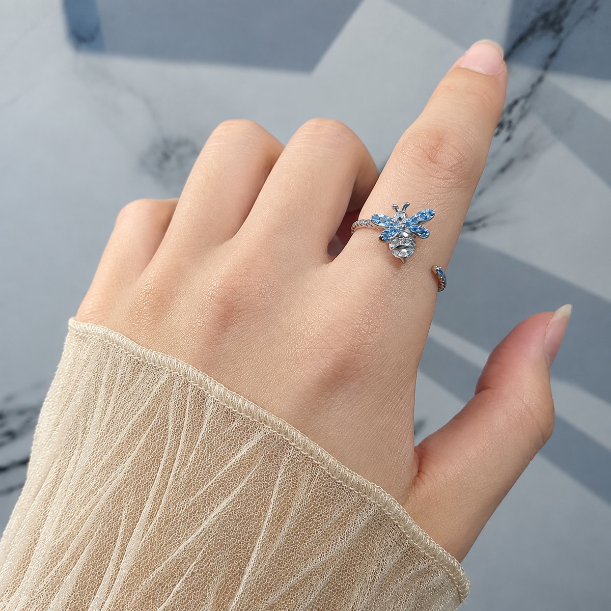 Bague anti-stress rotative Abeille argentée, abeille aux ailes de pierres bleu ciel, anneau torsadé, portée au doigt