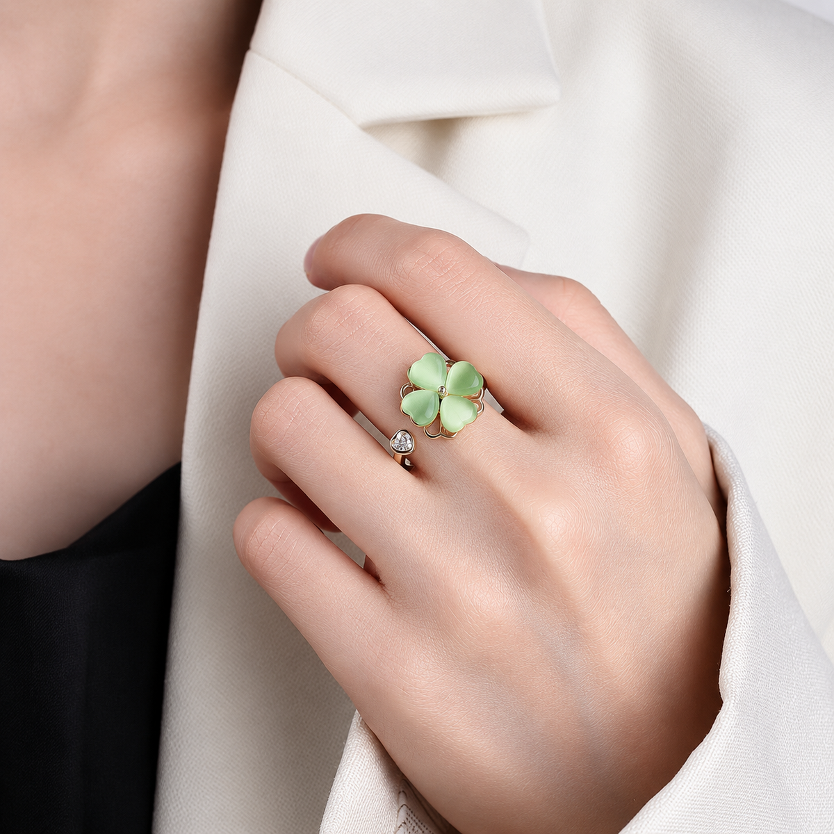 Bague anti-stress rotative Amour Vert, trèfle de quatre cœurs vert jade, cœur de cristal à l’extrémité, portée au doigt