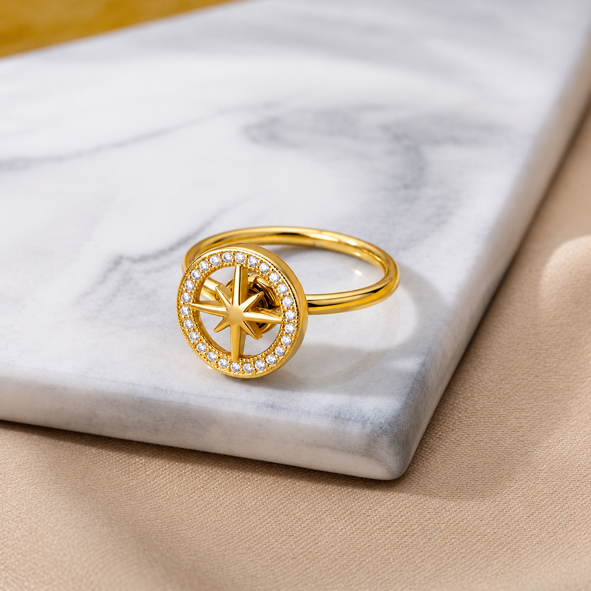 Bague anti-stress rotative Boussole, rose des vents dans un cercle de petites pierres
