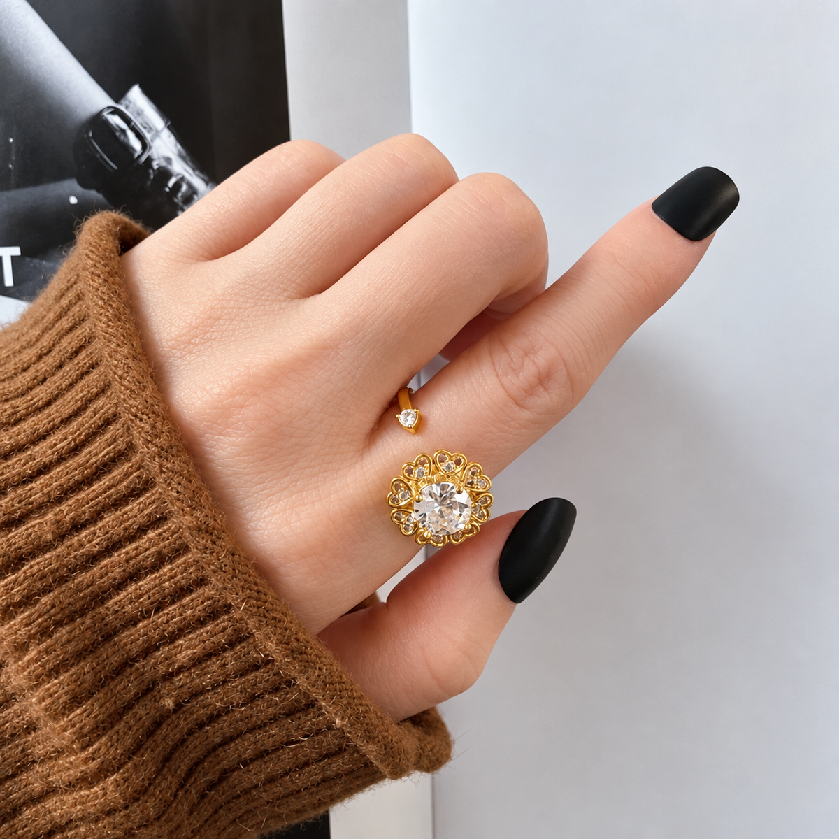 Bague anti-stress rotative Cœurs Unis, grande pierre ronde entourée d’une couronne de cœurs pavés, portée au doigt