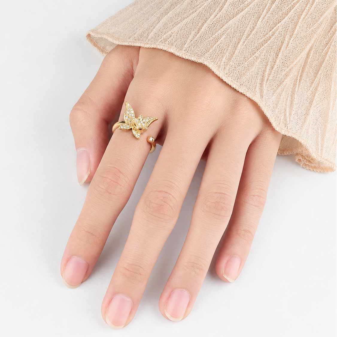 Bague anti-stress rotative Étoile Ailé dorée, papillon pavé surmonté d’une étoile pavée, portée au doigt