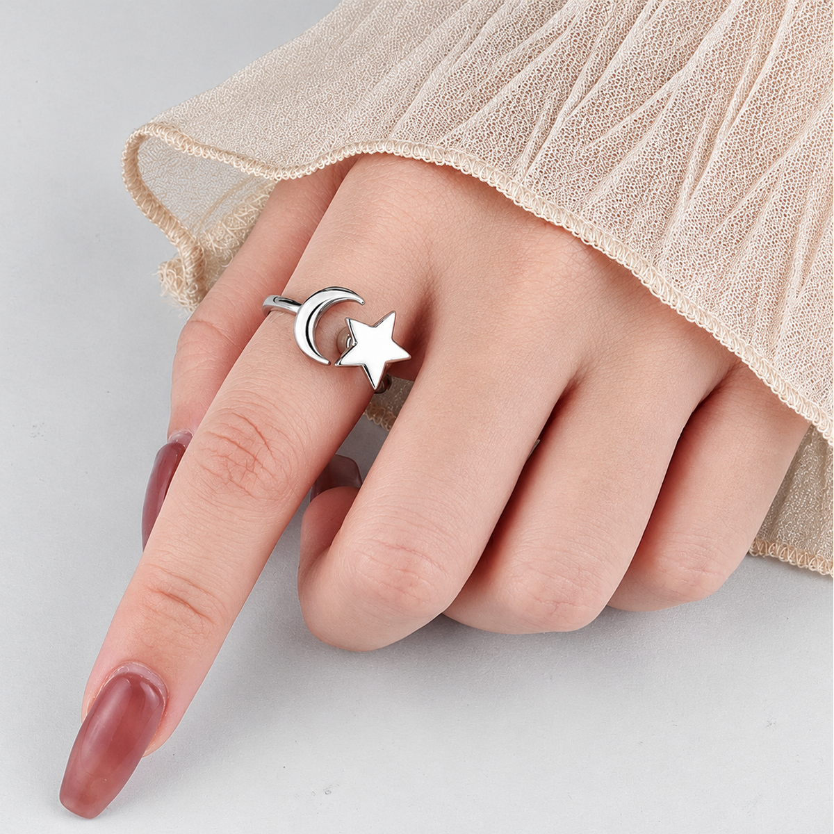 Bague anti-stress rotative Étoile Lune argentée, étoile et croissant de lune polis, portée au doigt