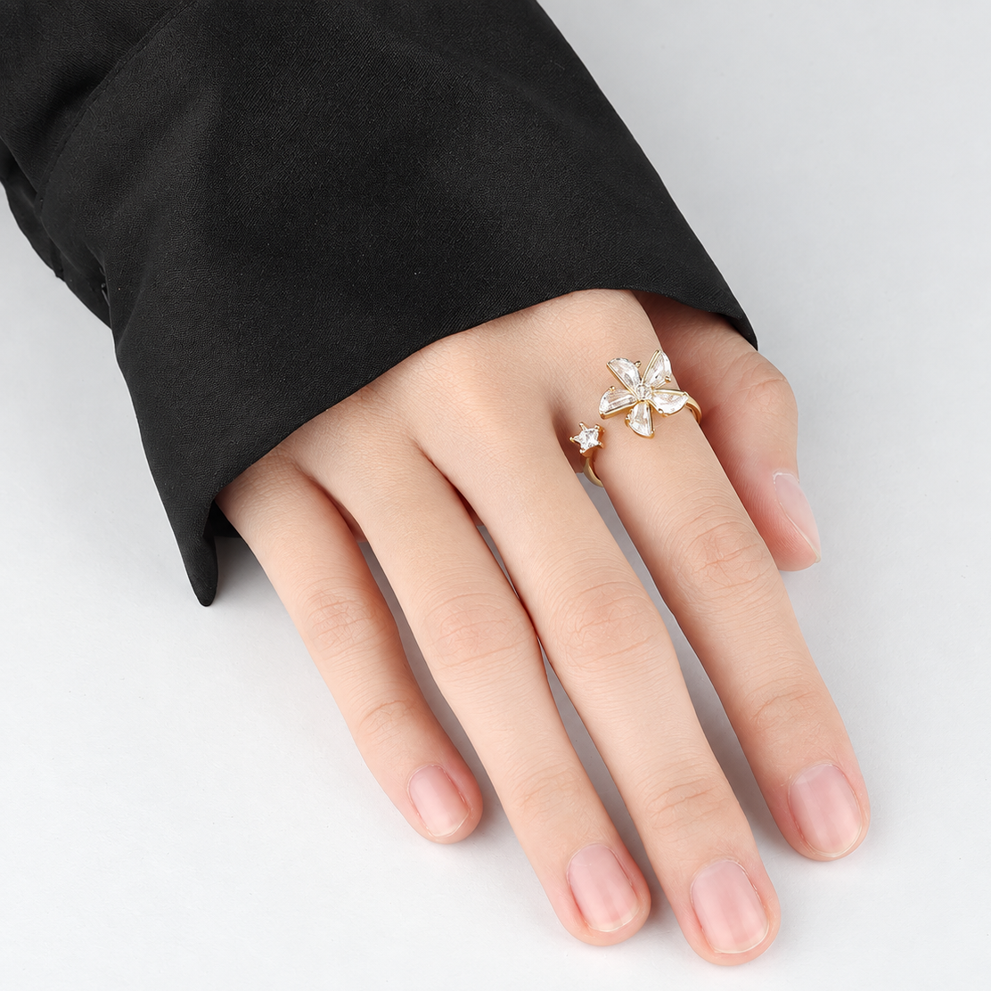 Bague anti-stress rotative Fleur Vivace, fleur aux grands pétales de cristal taillé et étoile sertie, portée au doigt