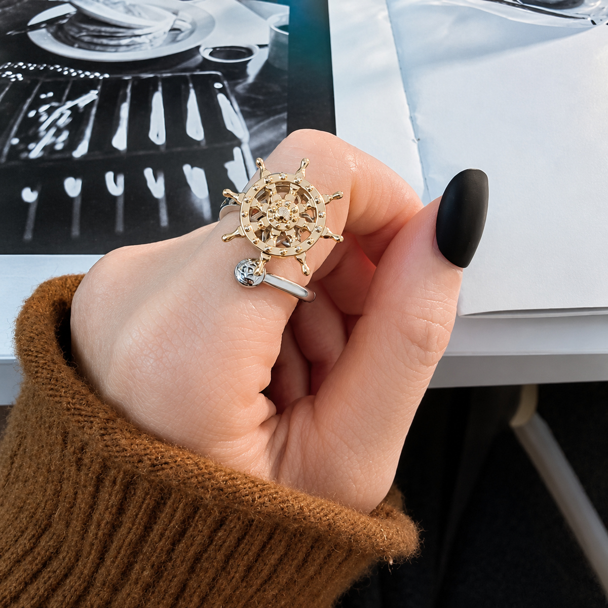 Bague anti-stress rotative Gouvernail, barre à roue de navire en or rose, petite rose argentée, portée au doigt