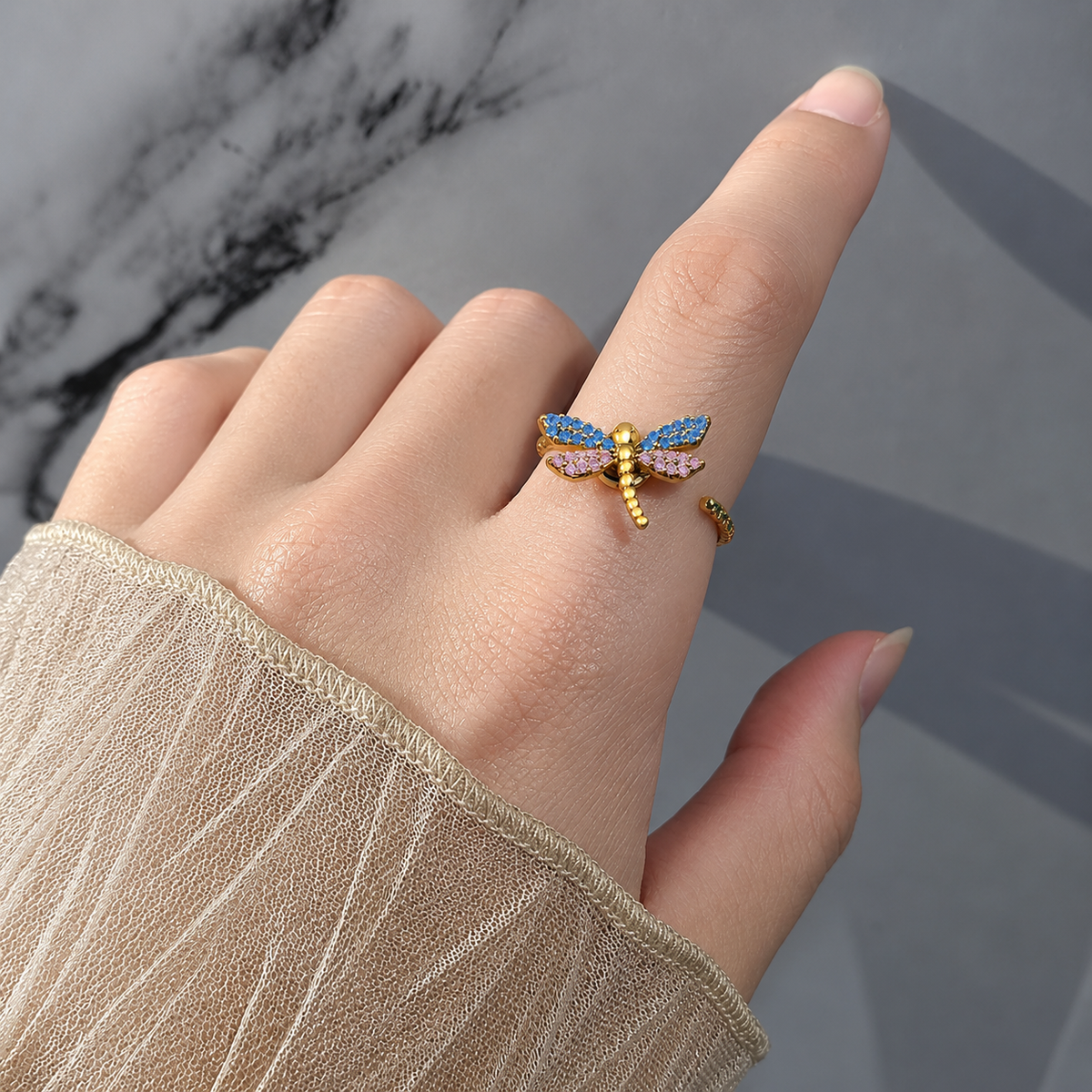 Bague anti-stress rotative Libellule dorée, libellule aux ailes pavées de pierres bleues et roses, anneau torsadé, portée au doigt