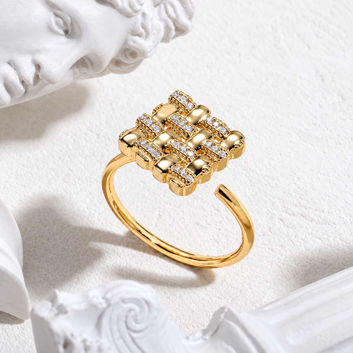 Bague anti-stress rotative Nœud Orné, nœud d’or tressé rehaussé de petites pierres