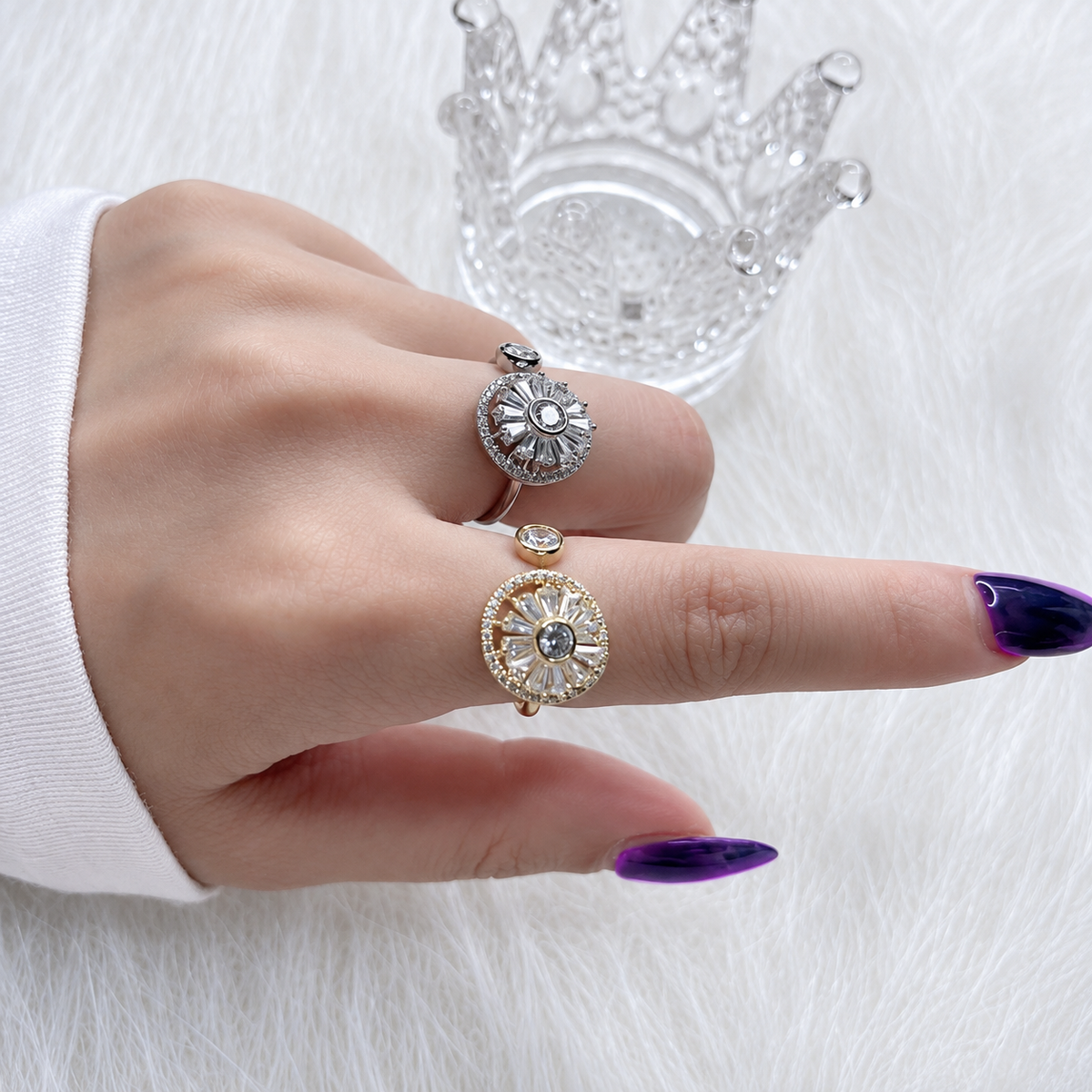 Bague anti-stress rotative Nyctinastie, fleur rayonnante de pierres taille baguette, portée au doigt
