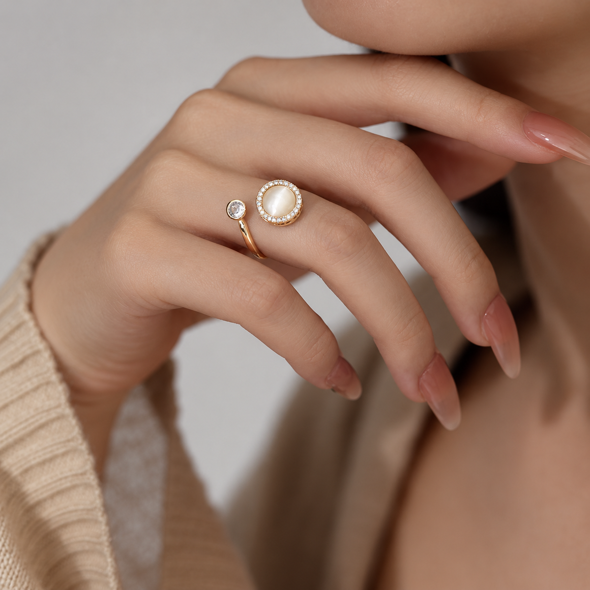 Bague anti-stress rotative Œil De Grâce, cabochon blanc nacré cerclé de petites pierres, pierre sertie clos, portée au doigt