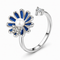Bague anti-stress rotative Papillon Printanier, papillon pavé posé sur une fleur émaillée bleue au cœur de perle