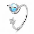 Bague anti-stress rotative Reflet Lunaire, lune en pierre aux reflets bleutés cerclée d’un anneau, étoile pavée