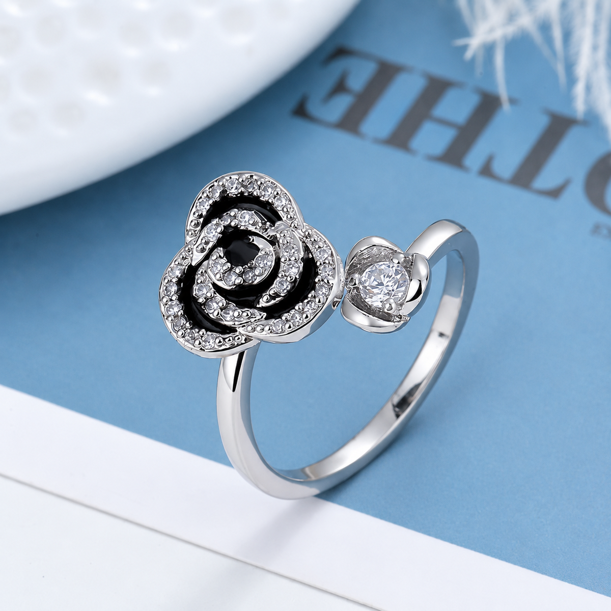 Bague anti-stress rotative Rose argentée, rose en émail noir ourlée de petites pierres, cœur serti