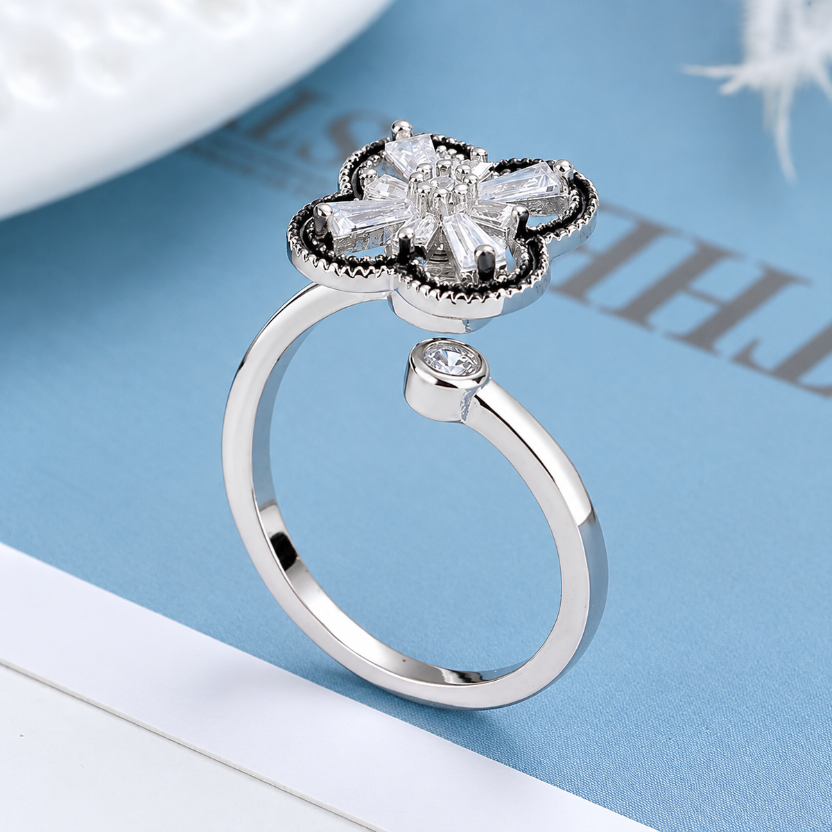 Bague anti-stress rotative Royale argentée, fleur cernée de noir et pierres taille baguette