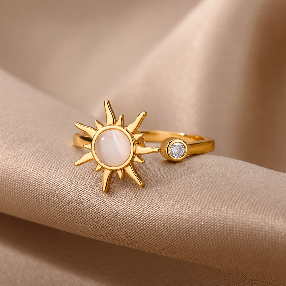 Bague anti-stress rotative Soleil Envoûtant dorée, soleil aux rayons ciselés et cabochon blanc
