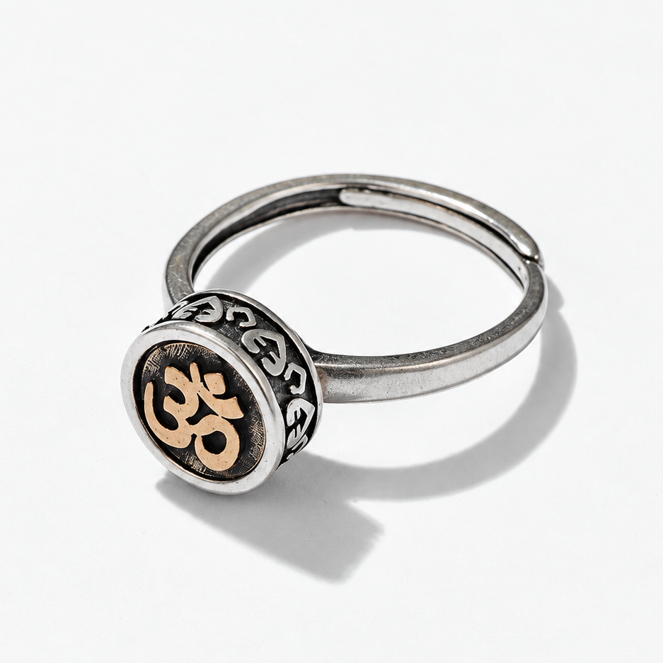 Bague anti-stress rotative Tibétain, cylindre argenté vieilli orné du symbole Om doré sur fond noir