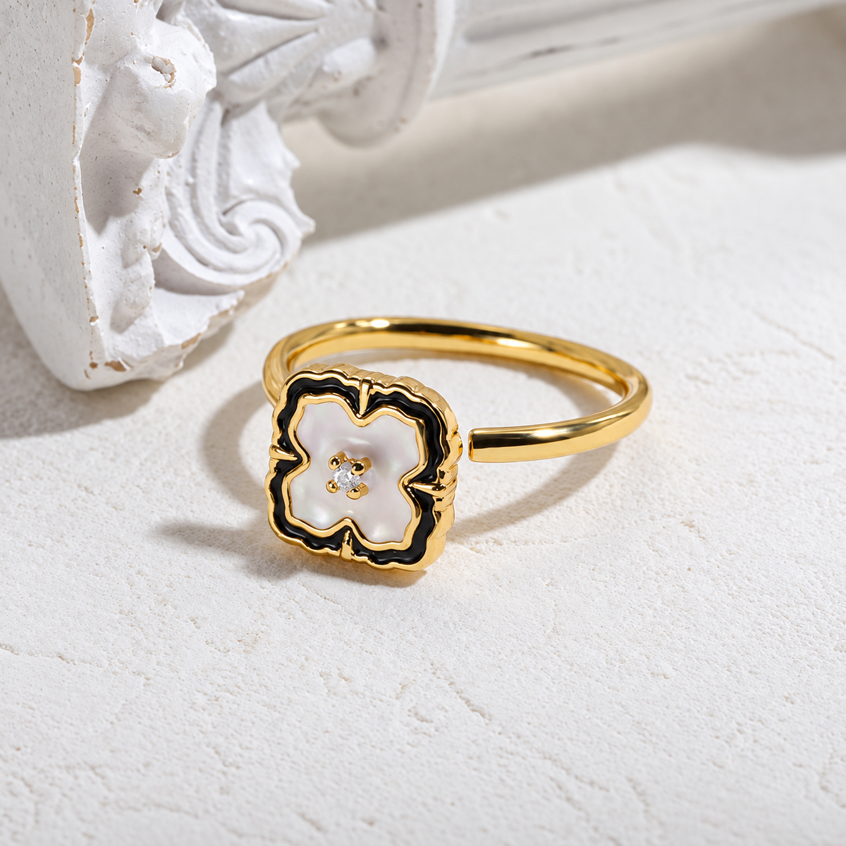 Bague anti-stress rotative Trèfle Royal, trèfle blanc nacré cerné de noir