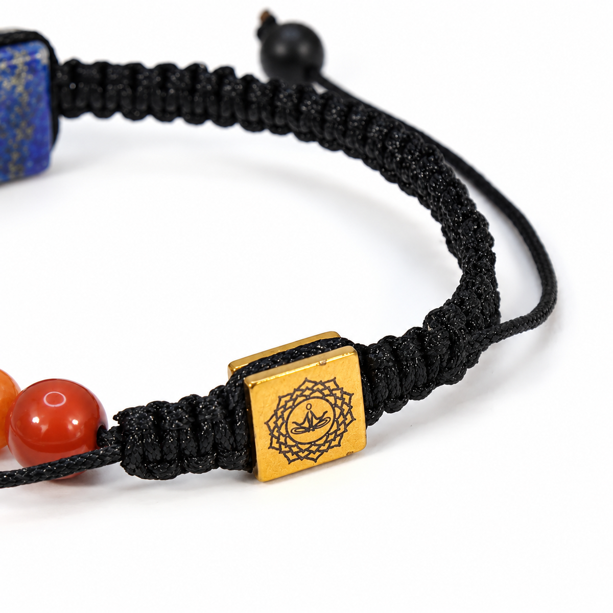 Bracelet 7 Chakras Macramé, pyramide d’améthyste, perle dorée gravée et perles des chakras sur macramé noir