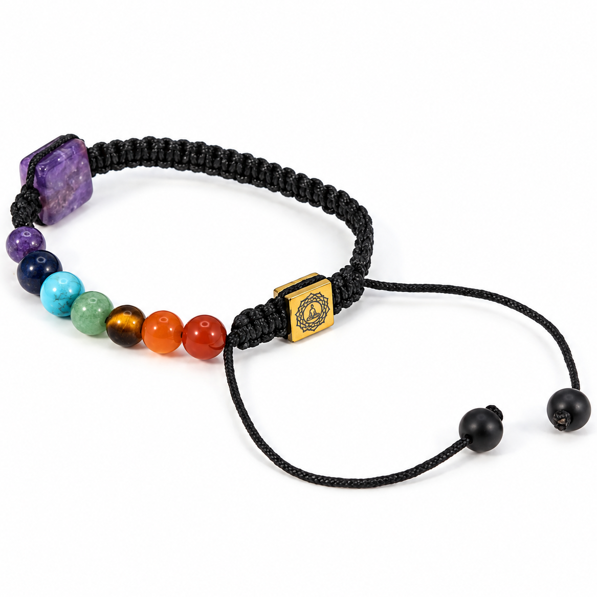 Bracelet 7 Chakras Macramé, pyramide d’améthyste, perle dorée gravée et perles des chakras sur macramé noir