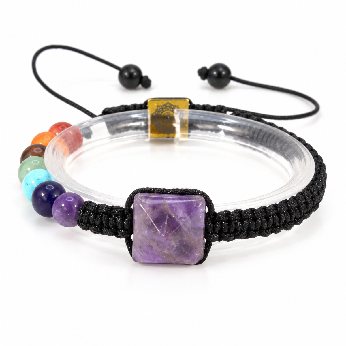Bracelet 7 Chakras Macramé, pyramide d’améthyste, perle dorée gravée et perles des chakras sur macramé noir