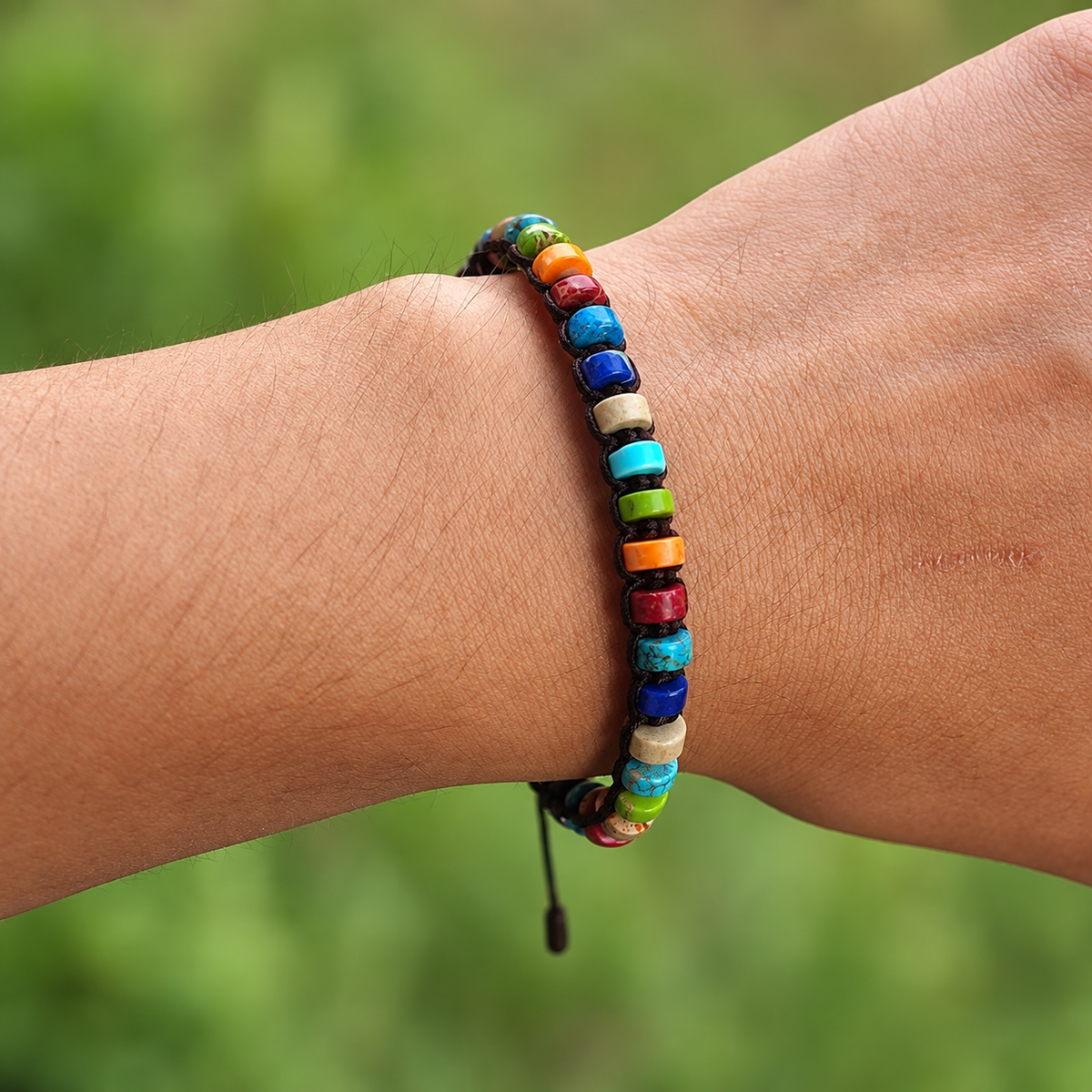 Bracelet 7 Chakras Tressé, perles rondelles multicolores sur cordon brun tressé, porté au poignet