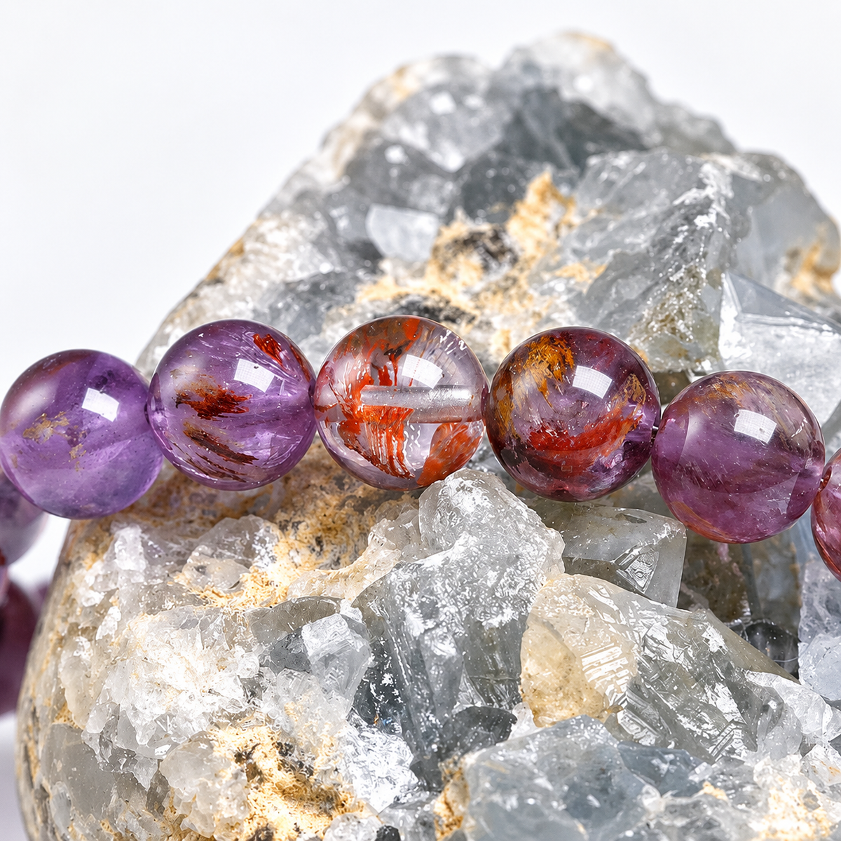 Bracelet Améthyste AuraGem, perles d’améthyste à inclusions rouges et cuivrées