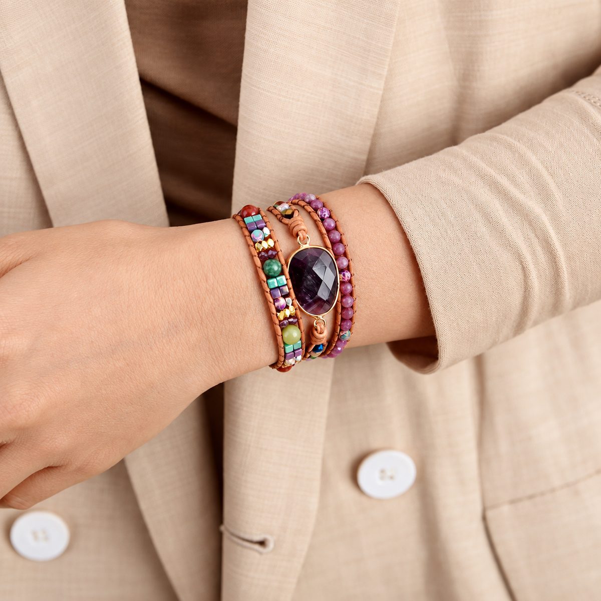 Bracelet Améthyste Bohème, bracelet multitour en cuir à perles multicolores et améthyste facettée, porté au poignet