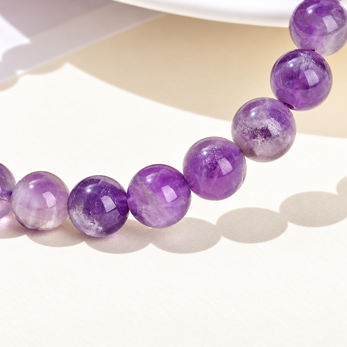 Bracelet Améthyste Céleste, perles rondes d’améthyste claires et foncées de 8 mm