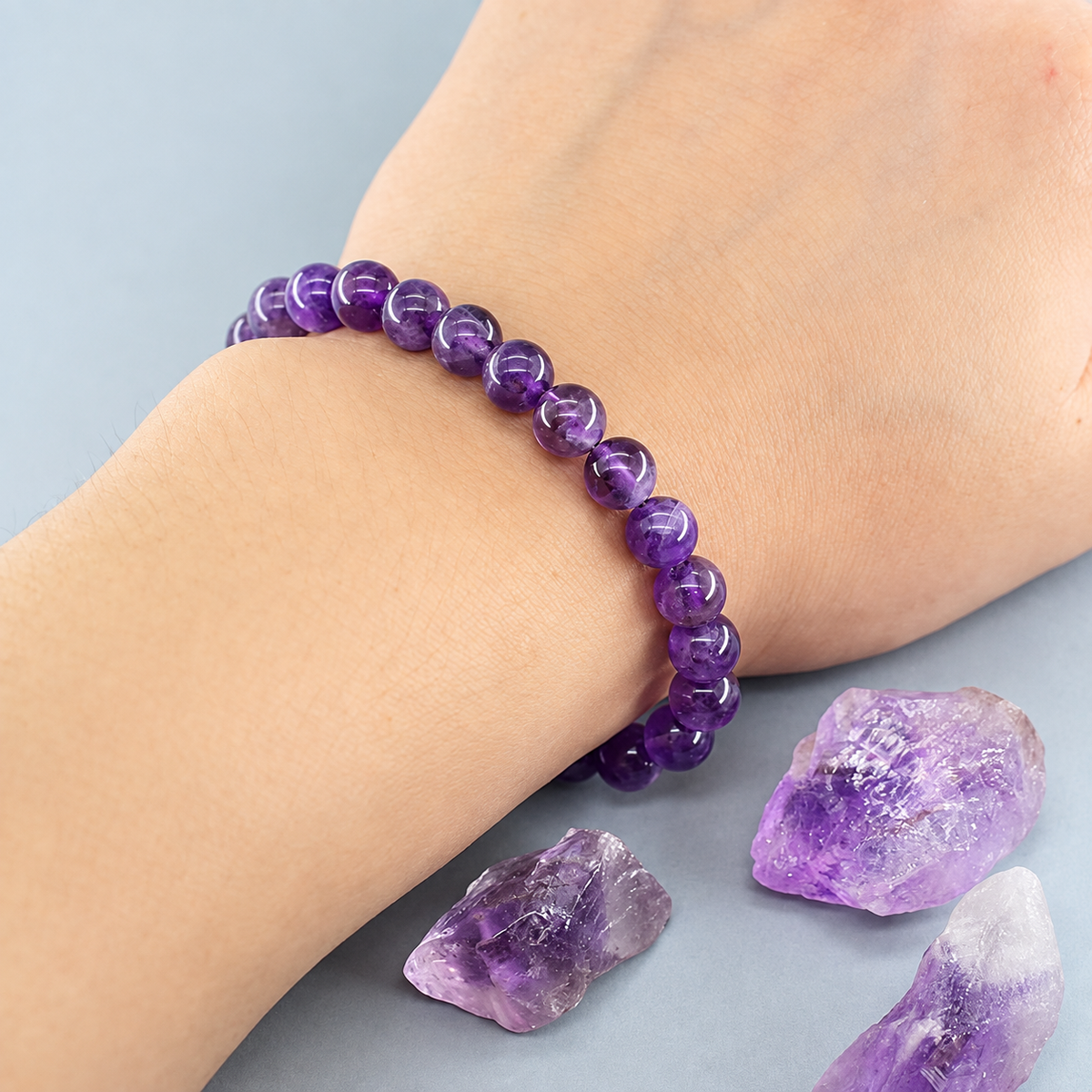 Bracelet Améthyste Classique, perles rondes d’améthyste de 8 mm sur élastique, porté au poignet