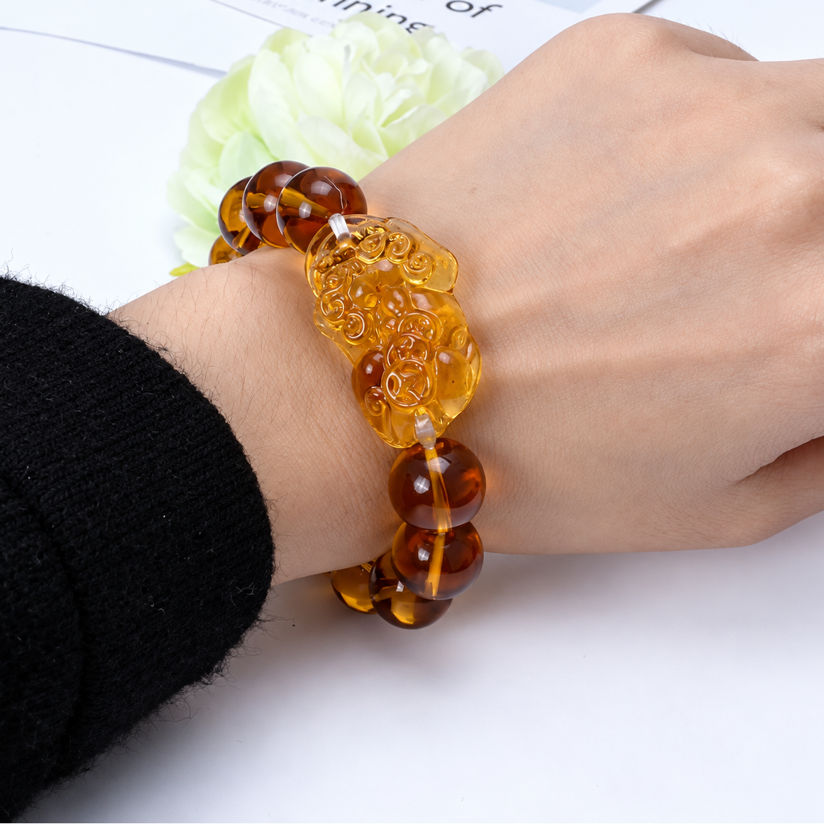 Bracelet Citrine PiXiu, grosses perles de citrine de 14 mm et pixiu sculpté, porté au poignet