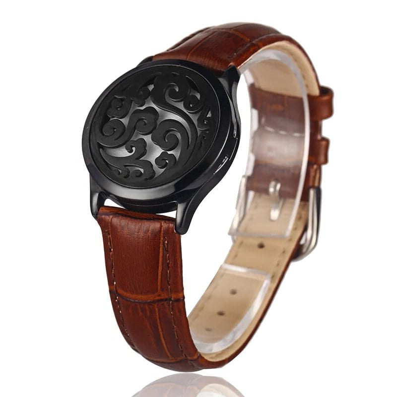 Bracelet diffuseur huile essentielle cuir marron Mua, médaillon à volutes ondulantes sur bracelet en cuir marron