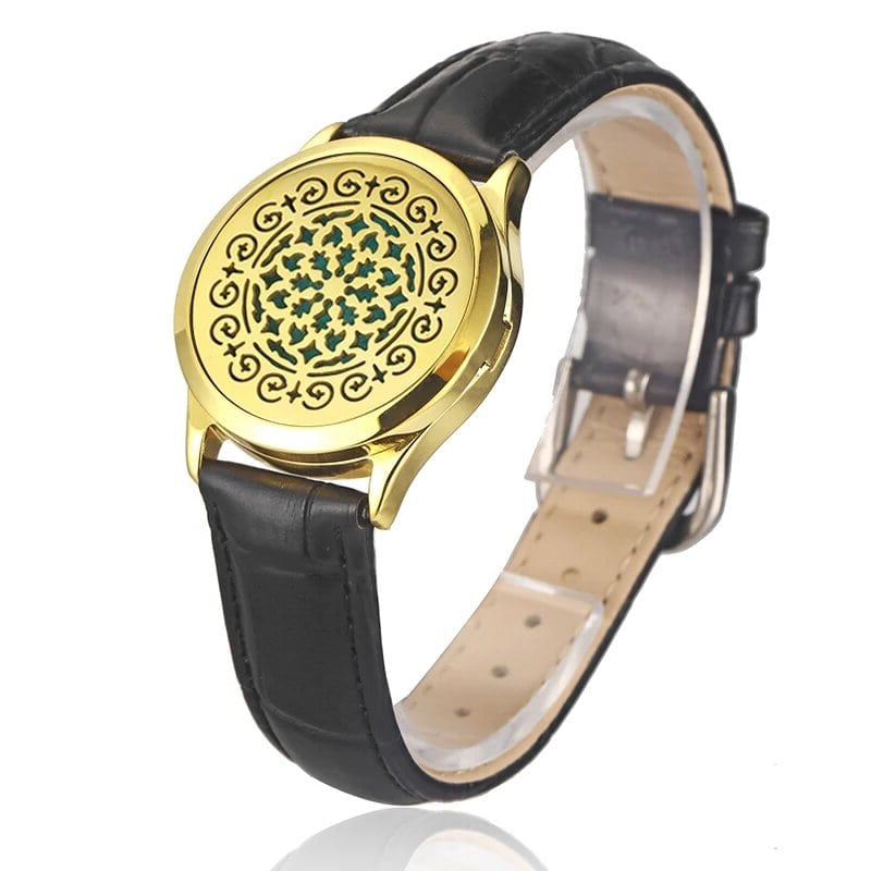 Bracelet diffuseur huile essentielle cuir noir Voxa, médaillon doré rosace de volutes et d’étoiles sur bracelet en cuir noir