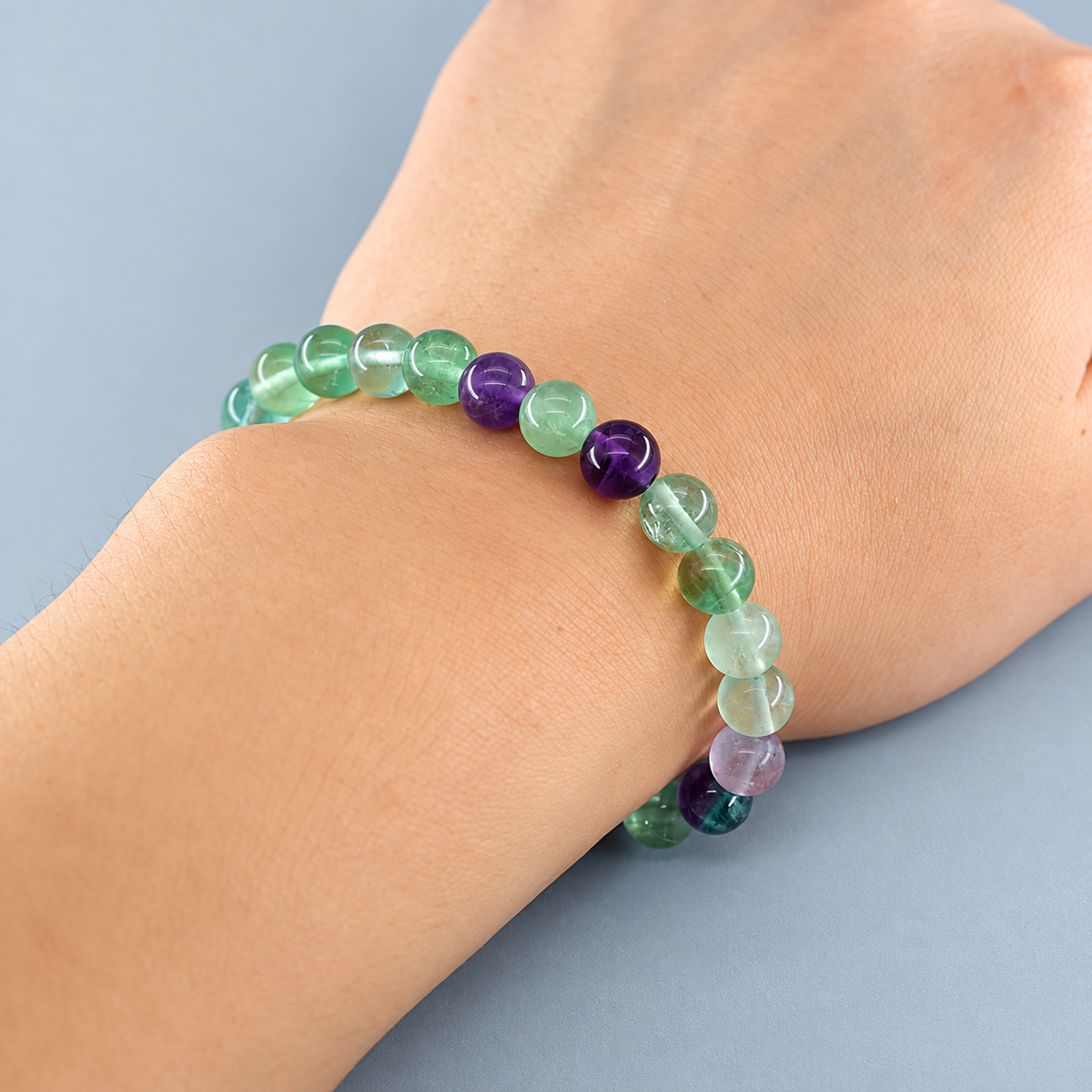 Bracelet Fluorite Classique, perles rondes de fluorite verte et violette de 8 mm, porté au poignet