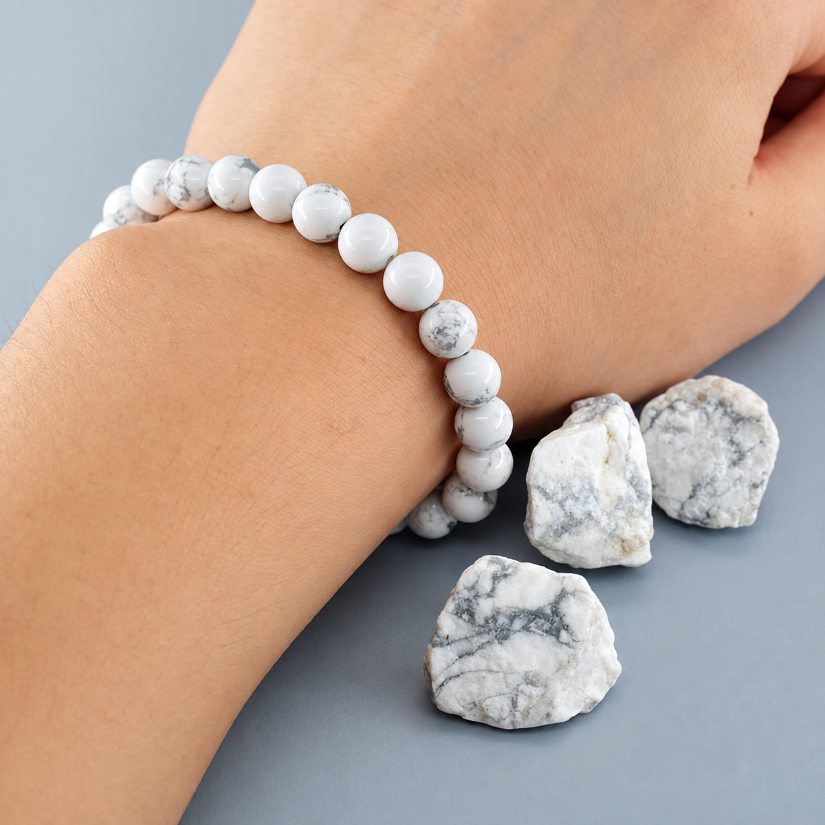Bracelet Howlite Classique, perles rondes d’howlite blanche veinée de gris de 8 mm, porté au poignet